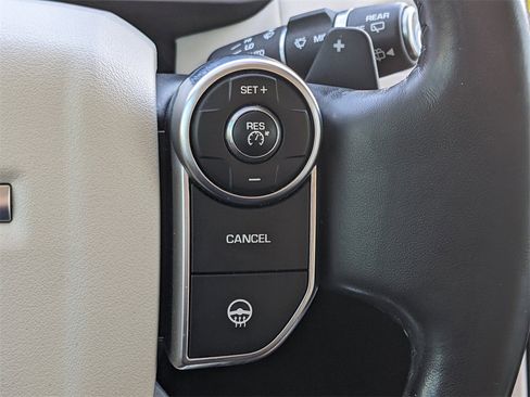 Used 2017 Land Rover Discovery HSE image 40