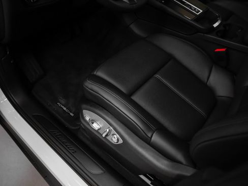 Certified 2025 Porsche Macan AWD/4WD image 23