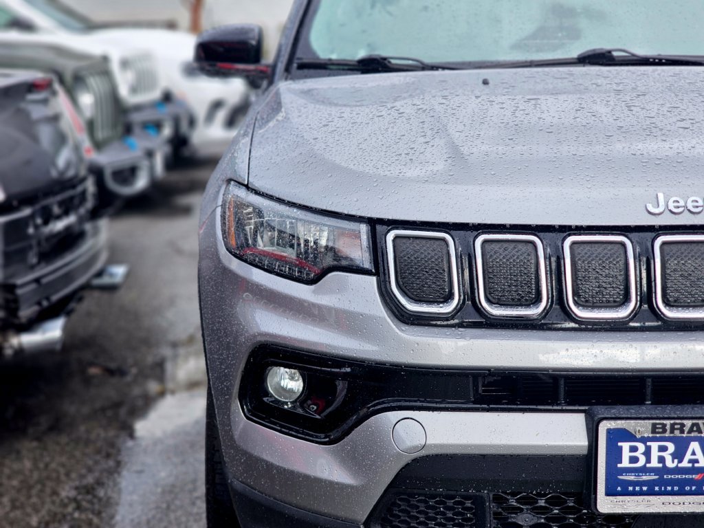 Certified 2022 Jeep Compass Limited AWD/4WD image 2