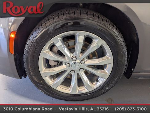 Used 2018 Chrysler 300 Limited image 23