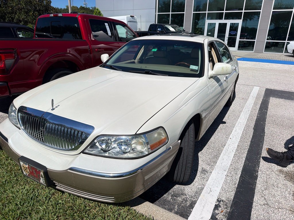 Used 2006 Lincoln Town Car Designer Series RWD image 2