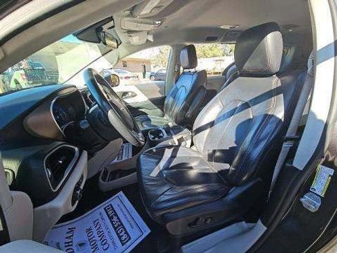 Used 2018 Chrysler Pacifica Touring-L w/ Premium Audio Group image 5