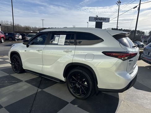 Used 2024 Toyota Highlander XLE image 8