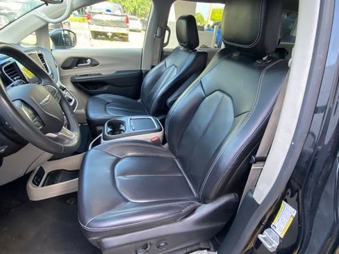 Used 2023 Chrysler Pacifica Touring-L image 15
