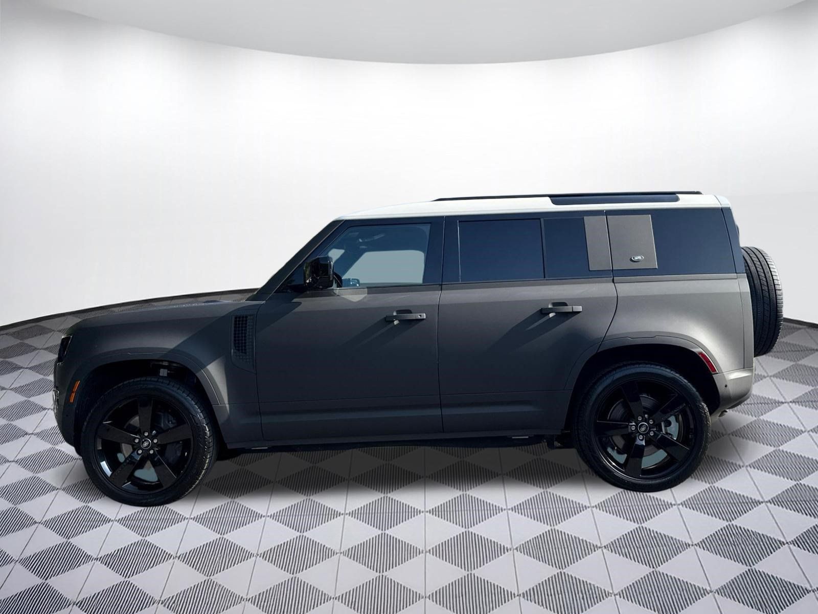 Used 2024 Land Rover Defender 110 X-Dynamic SE AWD/4WD image 2