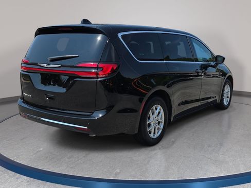 New 2026 Chrysler Pacifica Select FWD image 5