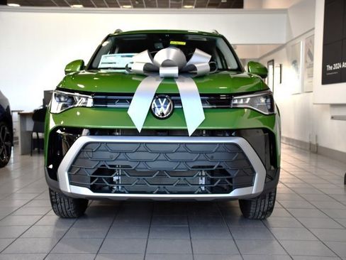 New 2026 Volkswagen Taos SE image 2