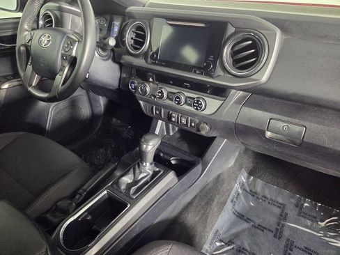 Used 2018 Toyota Tacoma TRD Off-Road AWD/4WD image 31