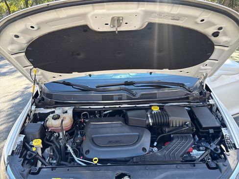 Used 2020 Chrysler Pacifica Touring-L FWD image 11