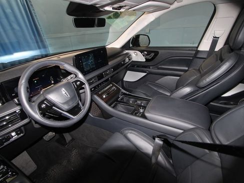 Used 2026 Lincoln Aviator Reserve AWD/4WD image 2