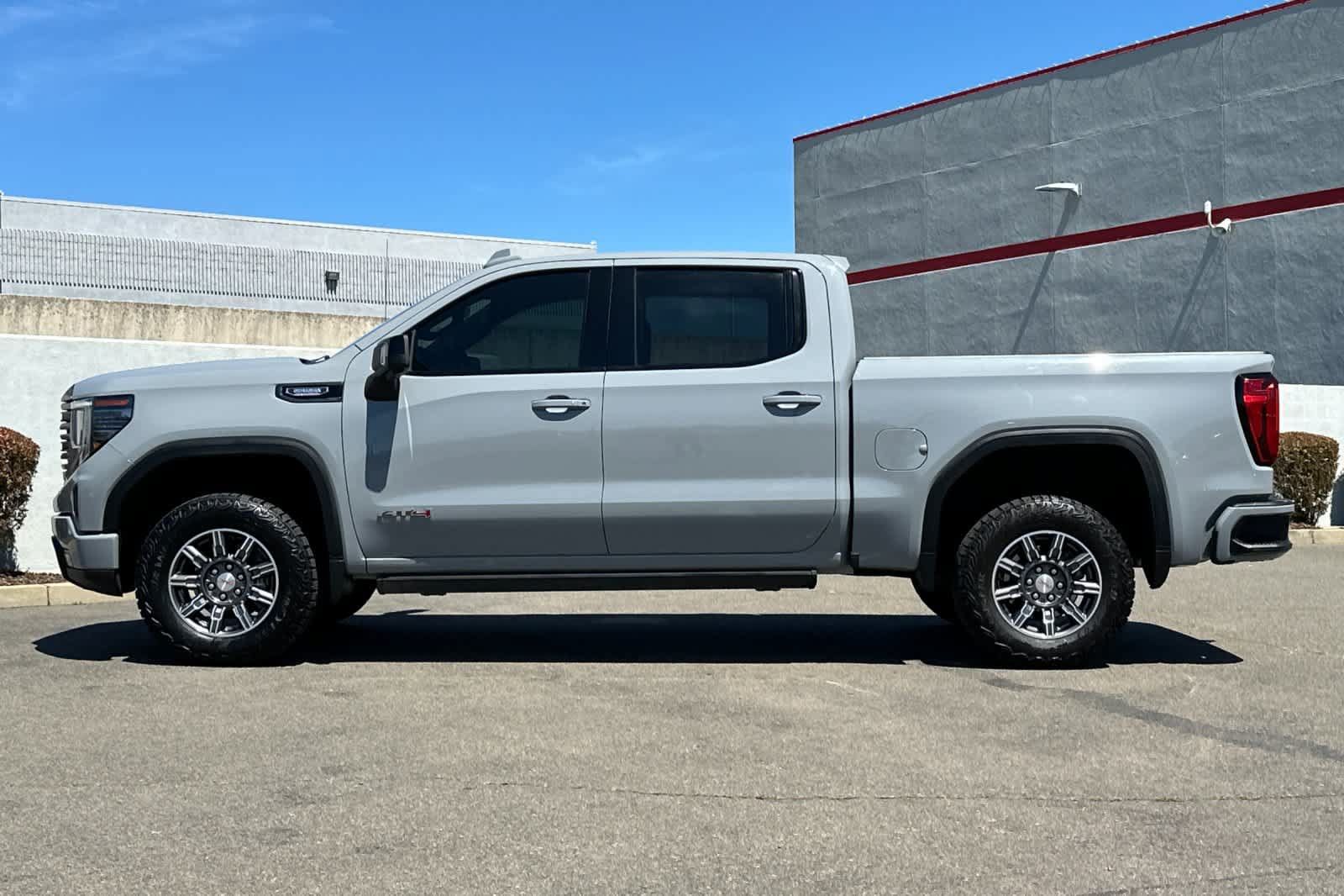 Used 2024 GMC Sierra 1500 AT4 w/ Technology Package AWD/4WD image 9