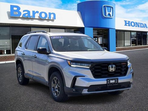 Certified 2025 Honda Pilot TrailSport image 1