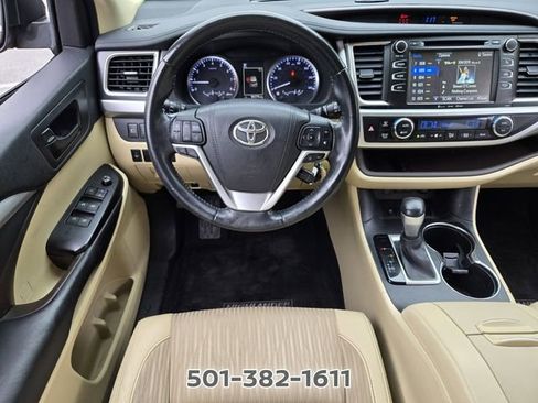 Used 2017 Toyota Highlander Plus FWD image 13
