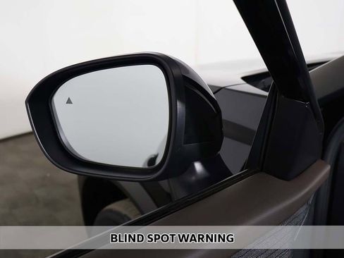 Used 2023 Nissan Rogue SV image 4