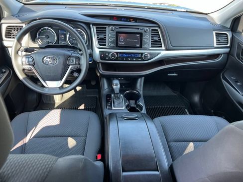 Used 2019 Toyota Highlander LE AWD/4WD image 19
