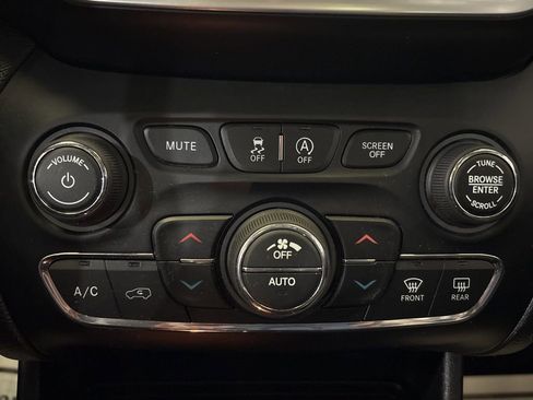 Used 2019 Jeep Cherokee Limited w/ Technology Group AWD/4WD image 30