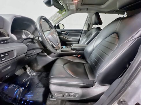 Used 2024 Toyota Highlander XLE FWD image 15