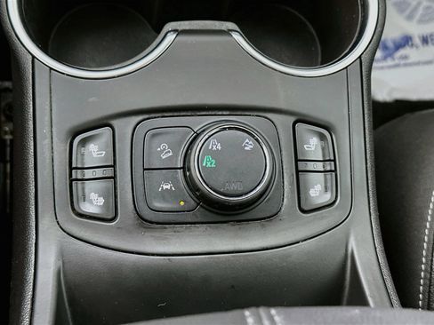 Used 2024 GMC Terrain SLT AWD/4WD image 18