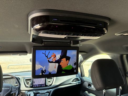 Used 2018 Chrysler Pacifica Touring Plus w/ S Appearance Package FWD image 4