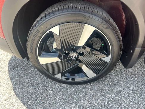 Certified 2025 Nissan Kicks SR FWD image 27
