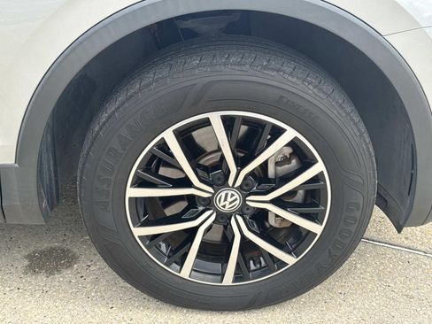 Used 2021 Volkswagen Tiguan SE w/ Panoramic Sunroof Package FWD image 4