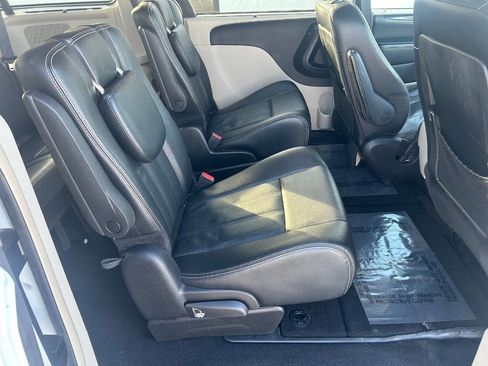 Used 2016 Chrysler Town & Country Touring w/ Driver Convenience Group image 17