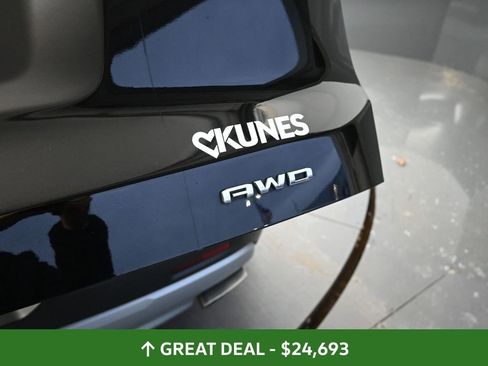 Used 2023 GMC Acadia SLT image 23