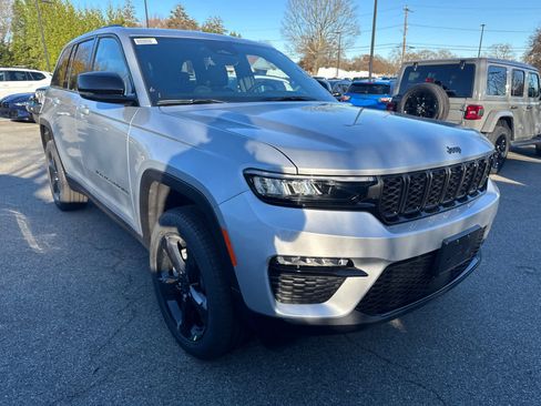 New 2025 Jeep Grand Cherokee Limited w/ Black Appearance Package AWD/4WD image 8