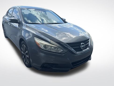 Used 2017 Nissan Altima 2.5 SL w/ Moonroof Package image 3