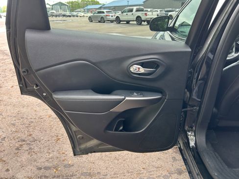 Used 2019 Jeep Cherokee Limited AWD/4WD image 21