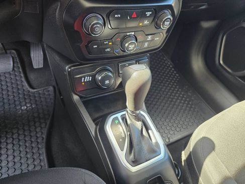 Used 2023 Jeep Renegade Latitude w/ Sun/Sound Group AWD/4WD image 26