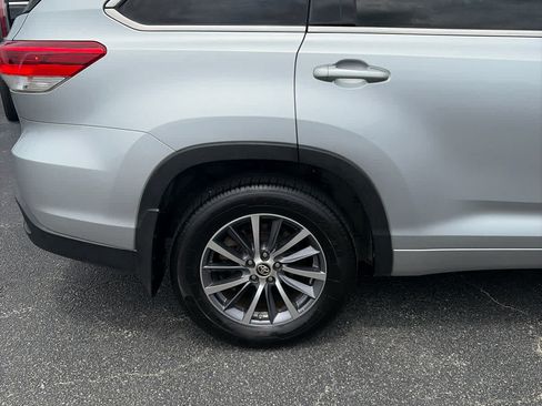 Used 2017 Toyota Highlander XLE AWD/4WD image 9
