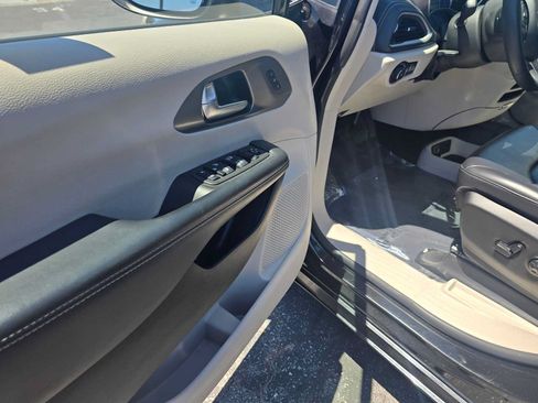 Used 2023 Chrysler Pacifica Touring-L FWD image 21