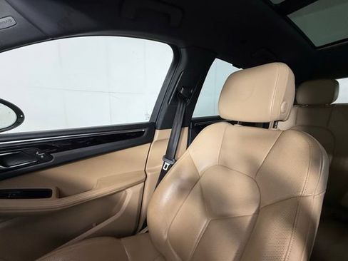 Used 2024 Porsche Macan AWD/4WD image 17