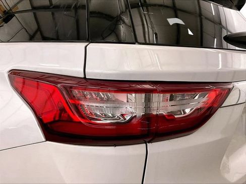 Used 2019 Chevrolet Traverse LT w/ LT Premium Package AWD/4WD image 30