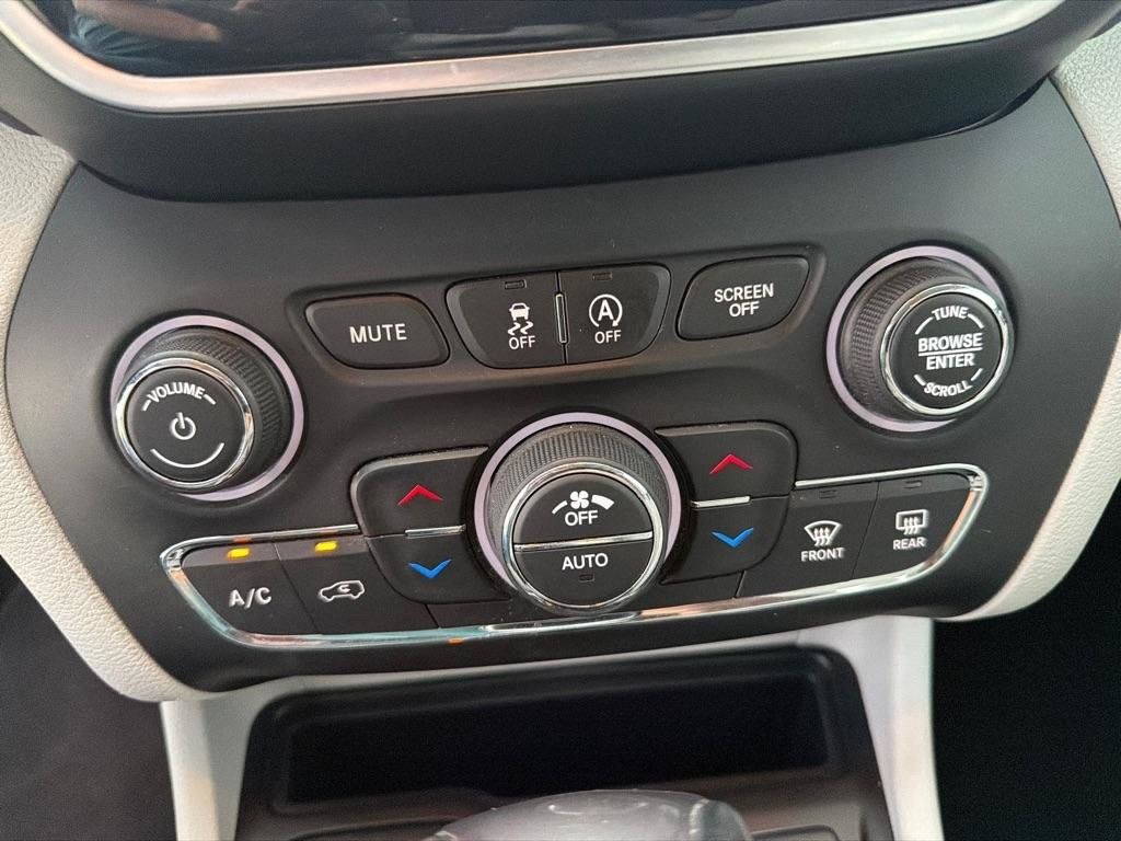 Used 2019 Jeep Cherokee Limited FWD image 22