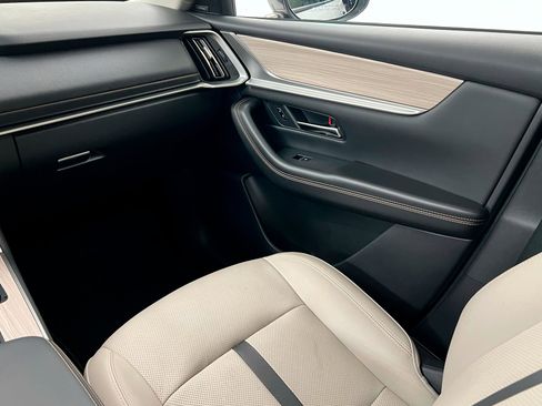 Used 2025 MAZDA CX-70 Plug-In Hybrid w/ Premium Pkg image 11