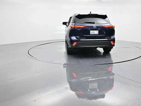 Used 2022 Toyota Highlander XLE image 8