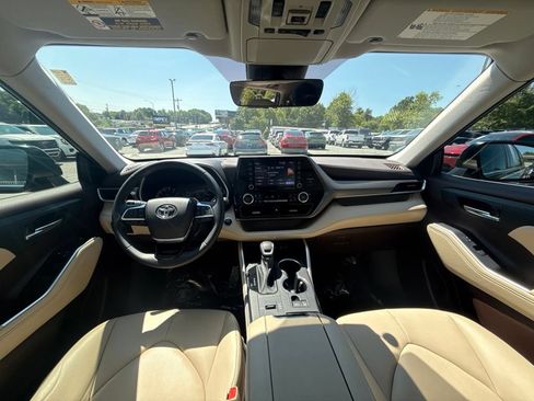 Used 2021 Toyota Highlander XLE FWD image 8