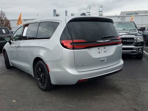 Certified 2024 Chrysler Pacifica Touring-L image 28