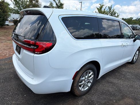 New 2027 Chrysler Pacifica Select FWD image 8