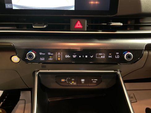 Used 2025 Kia Carnival LXS FWD image 17
