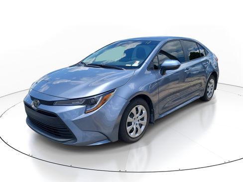 Used 2025 Toyota Corolla LE FWD image 3