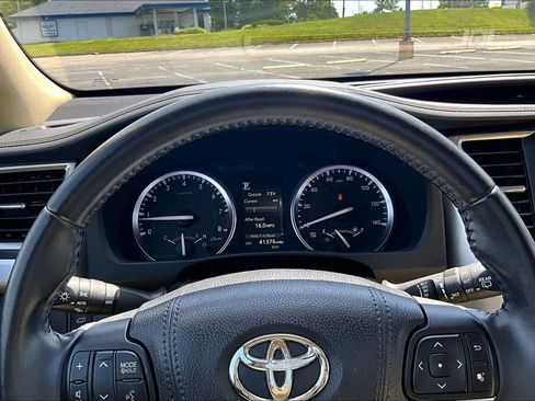 Used 2018 Toyota Highlander XLE AWD/4WD image 20