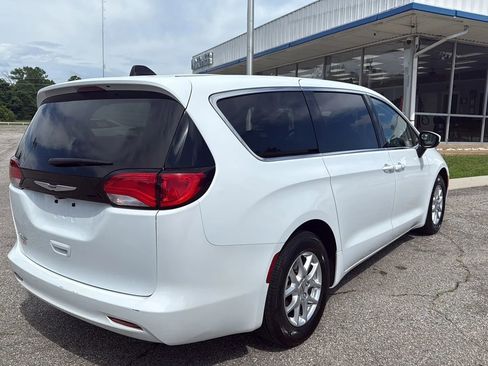 Used 2023 Chrysler Voyager LX FWD image 5