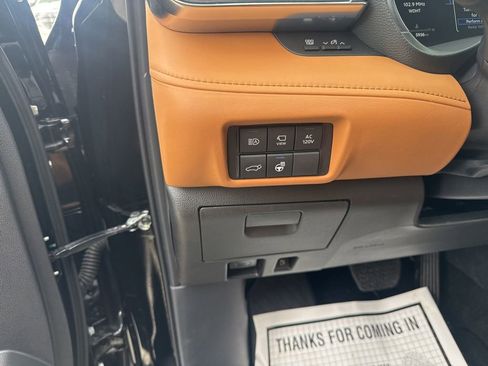 Used 2025 Toyota Highlander Platinum image 31