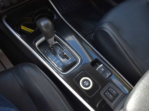 Used 2017 Mitsubishi Outlander SE AWD/4WD image 18