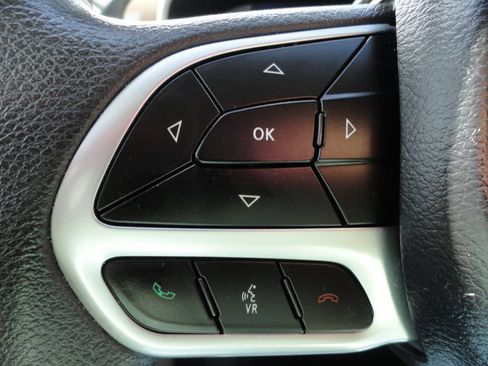 Used 2017 Chrysler Pacifica LX FWD image 25