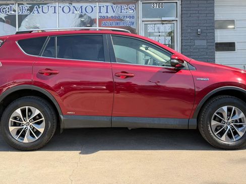 Used 2018 Toyota RAV4 LE AWD/4WD image 2