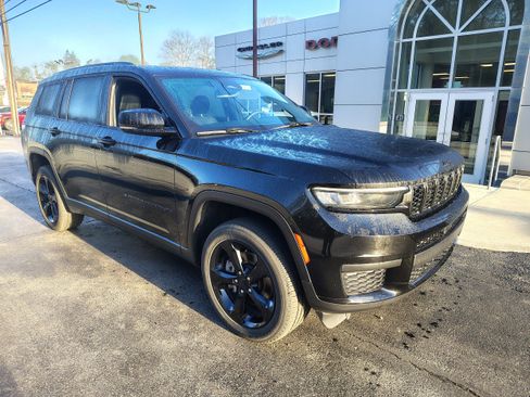 Used 2024 Jeep Grand Cherokee L Altitude image 2
